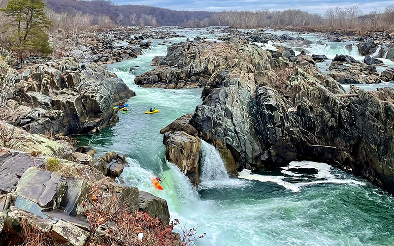 kayakers-rapids